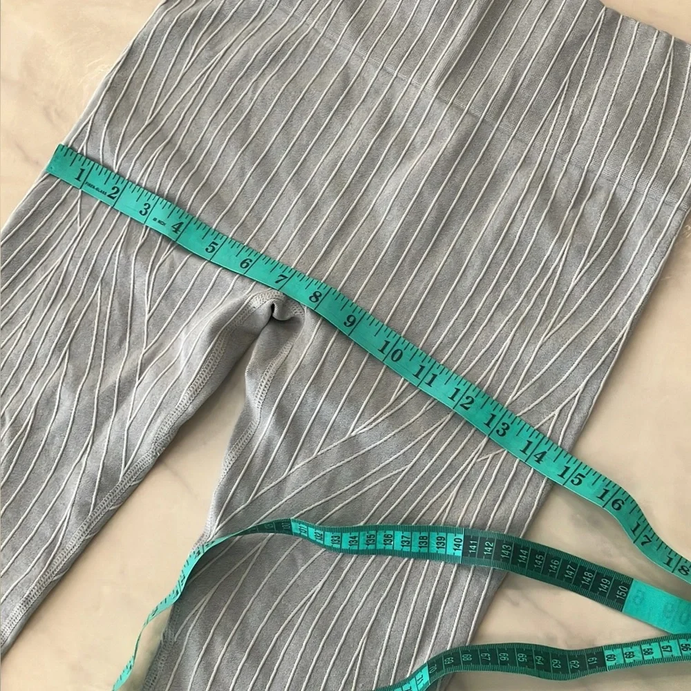 Fabletics Seamless High-Waisted Linework Leggings. - Picture 13 of 14